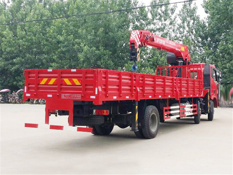 解放小三軸【10-12噸】隨車吊