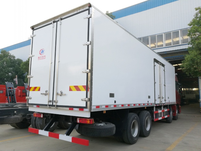 (廂長(zhǎng)9.5米)福田歐曼前四后八冷藏車