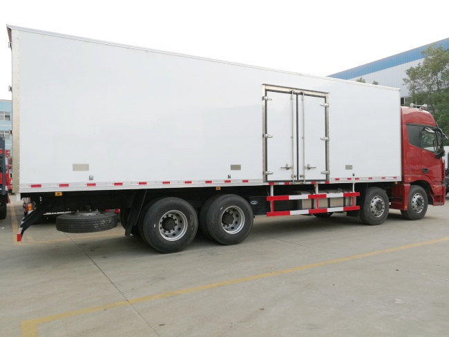 (廂長(zhǎng)9.5米)福田歐曼前四后八冷藏車