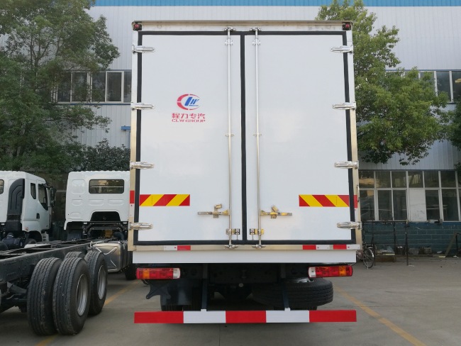 (廂長(zhǎng)9.5米)福田歐曼前四后八冷藏車