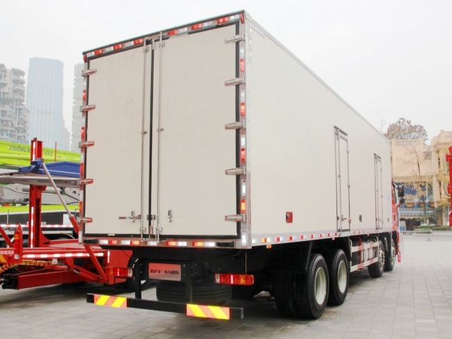 (廂長9.5米)解放J6M前四后八冷藏車