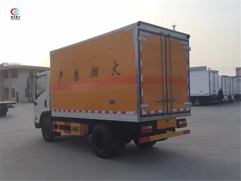 大運4.1米易燃液體廂式運輸車【三類】