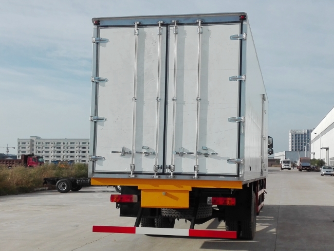 (廂長7.7米)解放J6L小三軸冷藏車