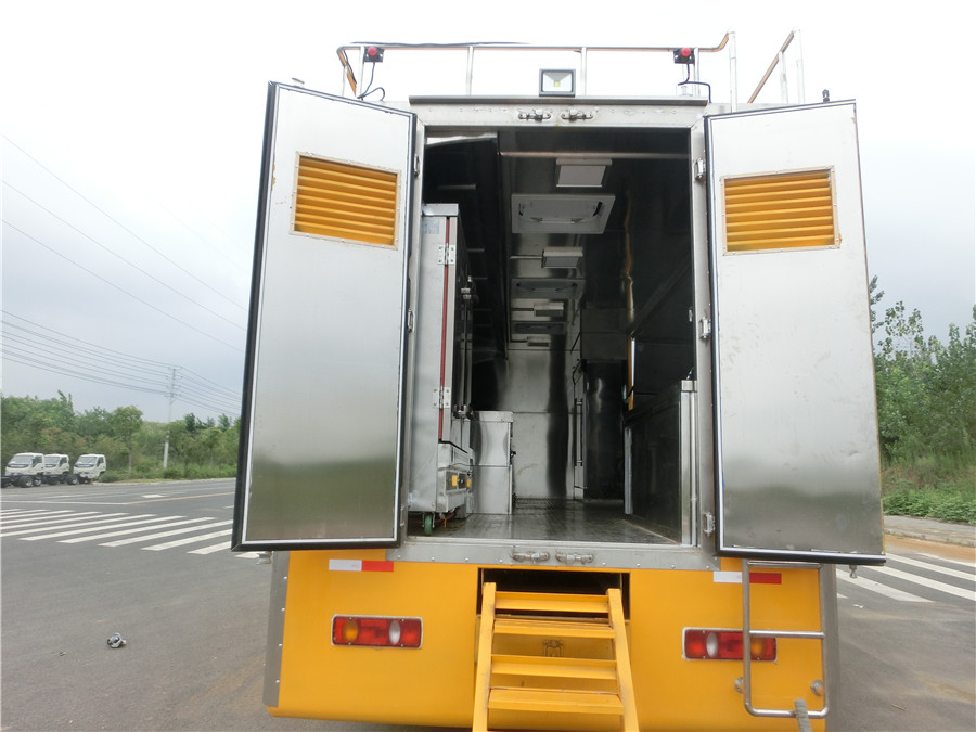 (廂長6.4米)東風天錦 餐車