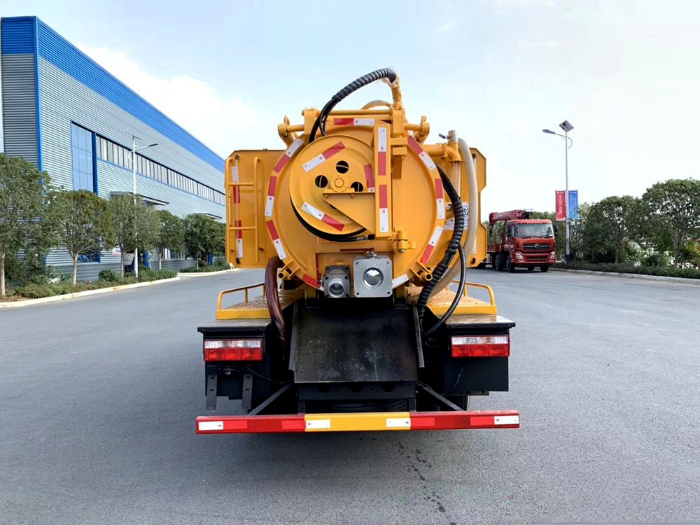 國(guó)六【水1.7方/污3.7方】東風(fēng)D6 清洗吸污車