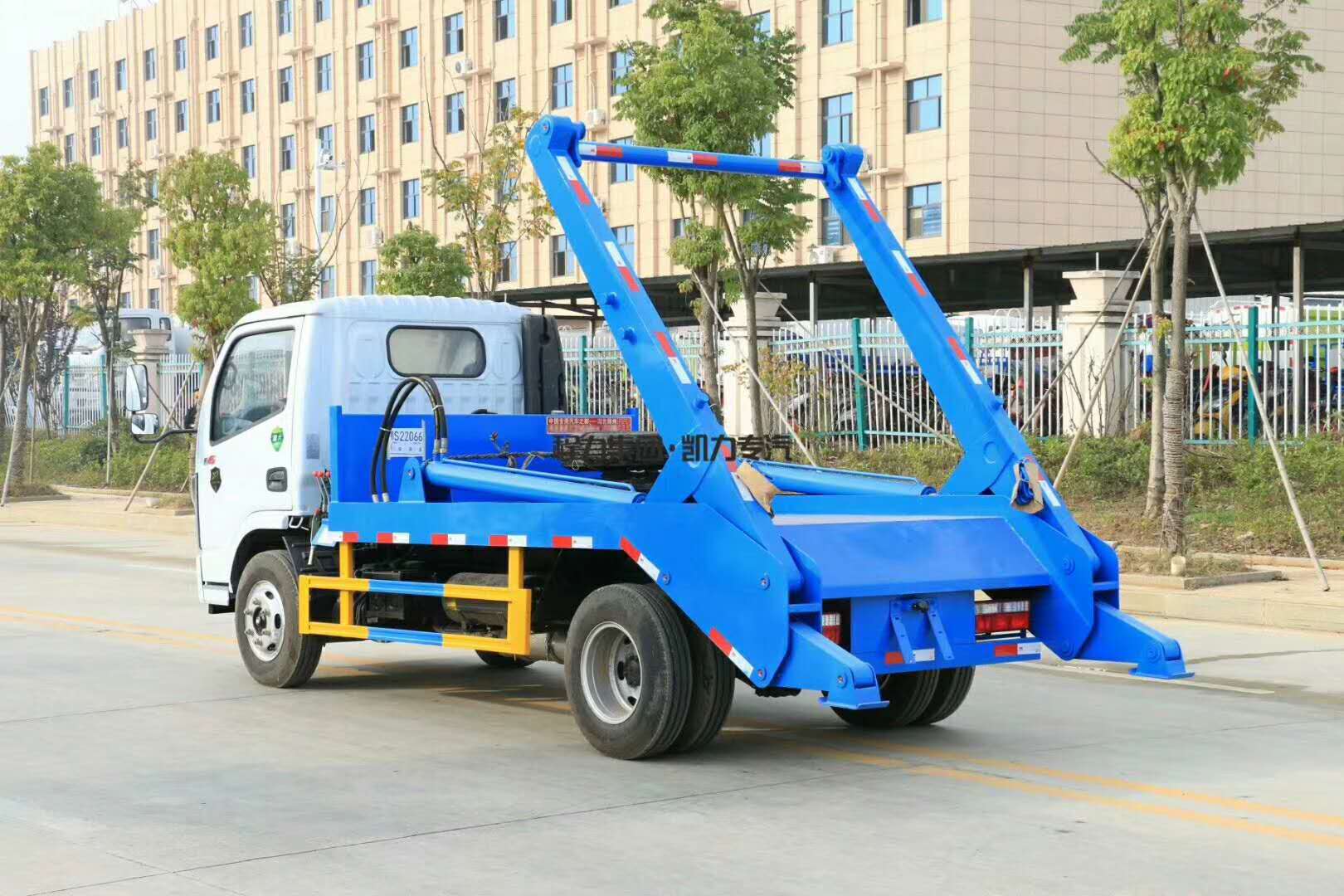 國六【6方】東風D6多利卡 擺臂垃圾車